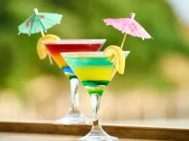 10 frases inspiradoras sobre cócteles y bebidas refrescantes para disfrutar